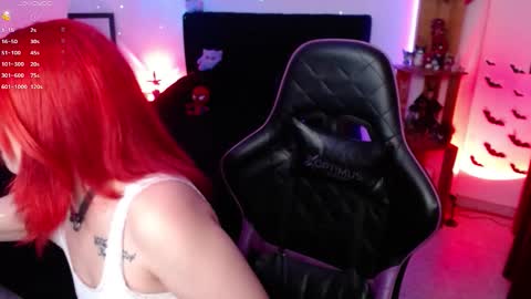Snapshot of _lucyx__ chatting on October 12, 10:44 pm Queen. Help me reach 100 thumbs up online show from October 12, 10:44 pm