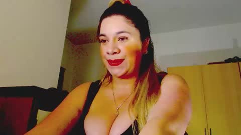 _lunagold_ online show from March 17, 9:42 pm