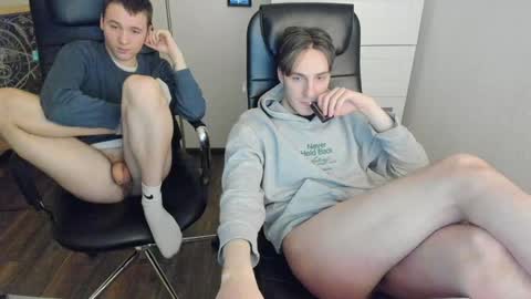 Snapshot of _maelstrom_ chatting on December 7, 12:25 am _maelstrom_ online show from December 7, 12:25 am