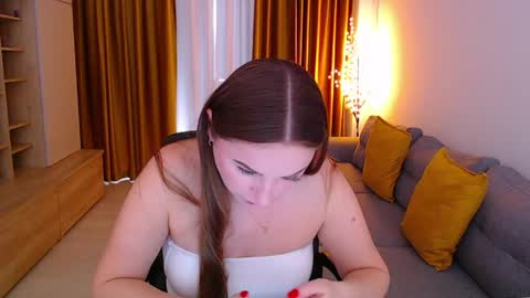 Mia online show from April 9, 10:43 am