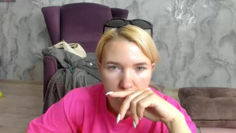 Snapshot of _miss_strawberry_ chatting on September 24, 8:10 am Sofia birthday october 29 online show from September 24, 8:10 am