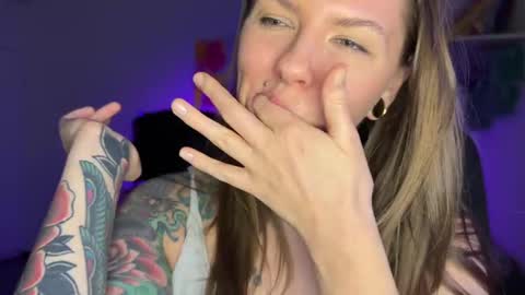  HADLY today day-off see u online 0112  online show from February 11, 8:20 pm