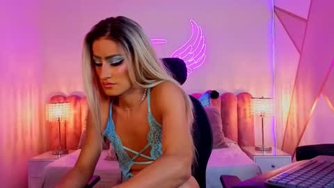 Snapshot of _scarletmoore chatting on September 23, 9:03 am Scarlett online show from September 23, 9:03 am