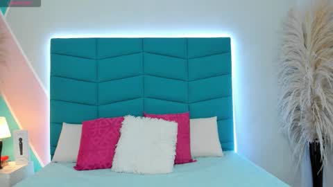 Victoria online show from December 20, 8:38 pm