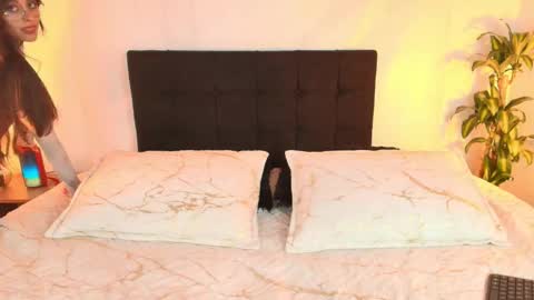 Victoria Fox online show from December 5, 1:20 pm