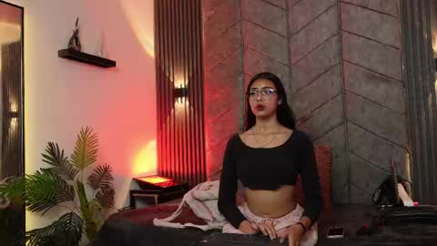 _viollettenoir_ online show from April 18, 7:58 pm