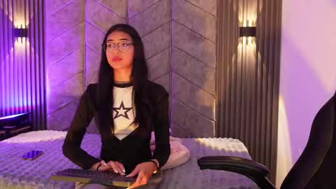 _viollettenoir_ online show from March 27, 7:48 pm