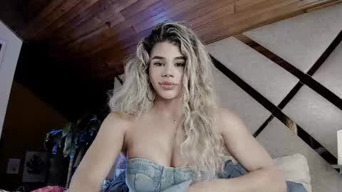 Snapshot of _xcherrycrushx_ chatting on February 27, 4:02 am Nadien online show from February 27, 4:02 am