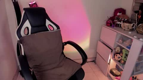 _zathara_ online show from January 14, 8:00 am