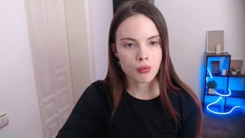 a_ariella_ online show from December 18, 8:48 pm