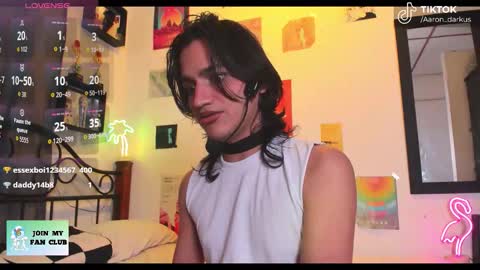 Snapshot of aaron_darkus chatting on October 11, 1:32 am Aaron online show from October 11, 1:32 am