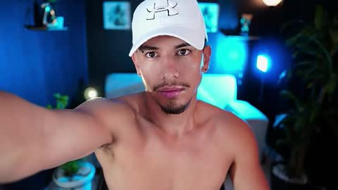 AARON  online show from November 21, 8:56 am