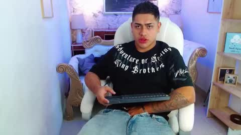 Aaron online show from December 3, 11:22 am