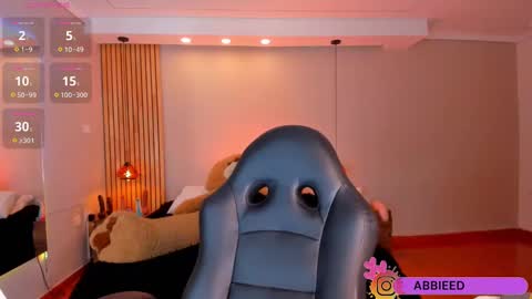 Snapshot of abbieedmond chatting on February 19, 4:23 am Abbie Edmond online show from February 19, 4:23 am