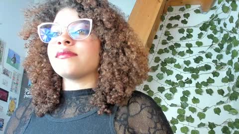 Snapshot of ada_gales_ chatting on December 5, 3:09 am Isa online show from December 5, 3:09 am