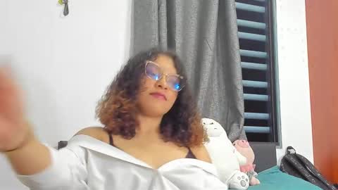 Snapshot of ada_gales_ chatting on October 29, 4:03 am Isa online show from October 29, 4:03 am