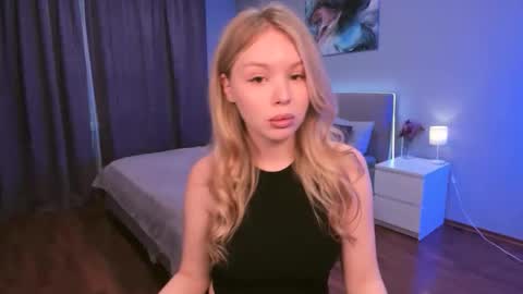 adelllovely online show from September 10, 11:44 am