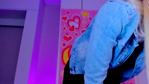 Snapshot of adriana_coy_ chatting on February 14, 8:52 am Adriana online show from February 14, 8:52 am