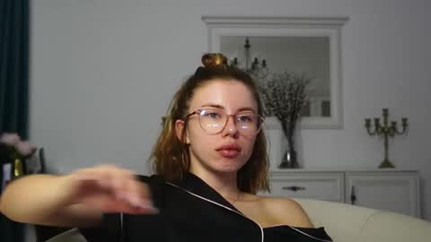 Aelia online show from September 12, 4:25 am