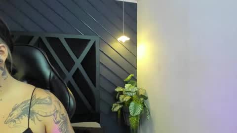 Snapshot of alahia_dangelo_ chatting on September 18, 11:25 am ALAHIA online show from September 18, 11:25 am