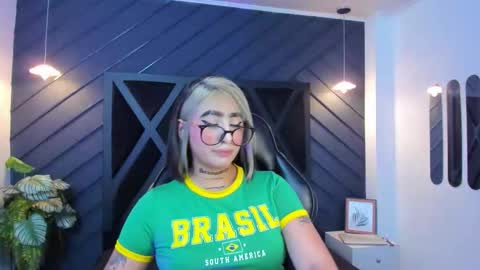 Snapshot of alahia_dangelo_ chatting on September 12, 11:45 am ALAHIA online show from September 12, 11:45 am