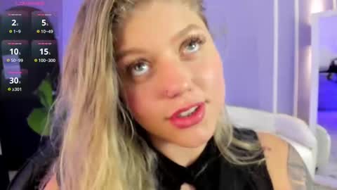 Snapshot of alaia_greyy chatting on September 10, 1:45 pm Alaia online show from September 10, 1:45 pm
