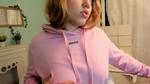 Snapshot of alaia_greyy chatting on February 11, 2:46 pm Alaia online show from February 11, 2:46 pm