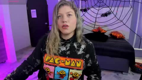Snapshot of alaia_greyy chatting on October 17, 12:53 pm Alaia online show from October 17, 12:53 pm