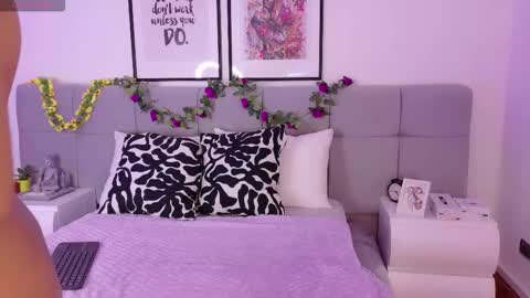 Snapshot of alanaa_gomez chatting on September 18, 1:04 pm Alanaa online show from September 18, 1:04 pm