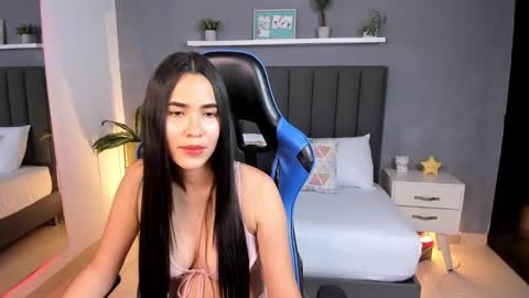 Snapshot of alessia_leroy chatting on February 11, 12:06 am A L E S S I A online show from February 11, 12:06 am