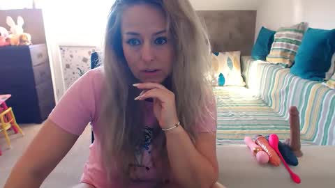 Snapshot of alesyadollblonde chatting on October 20, 6:40 am AlesyadollBlonde online show from October 20, 6:40 am