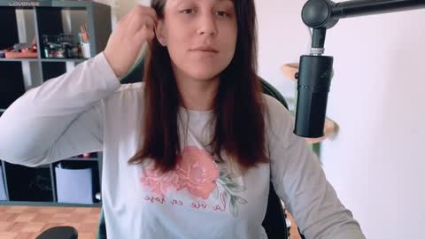 Snapshot of alexa_dream chatting on September 16, 8:45 pm dont be afraid to click social media link its working just click on that online show from September 16, 8:45 pm