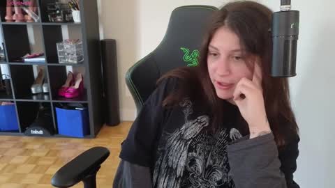 Snapshot of alexa_dream chatting on September 10, 9:27 pm dont be afraid to click social media link its working just click on that online show from September 10, 9:27 pm
