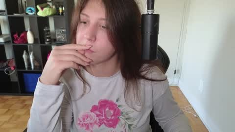 Snapshot of alexa_dream chatting on October 15, 9:48 pm dont be afraid to click social media link its working just click on that online show from October 15, 9:48 pm
