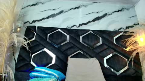 Alexa Smith  online show from December 3, 8:15 am