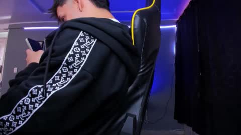 alexgiraldo__ online show from November 17, 1:03 pm