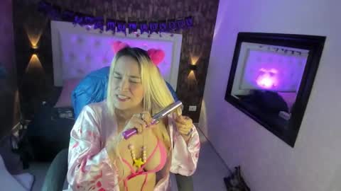 Snapshot of alezzafox__ chatting on October 11, 7:02 am alezzafox__ online show from October 11, 7:02 am