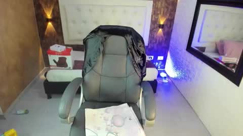 Snapshot of alezzafox__ chatting on October 1, 5:06 am alezzafox__ online show from October 1, 5:06 am