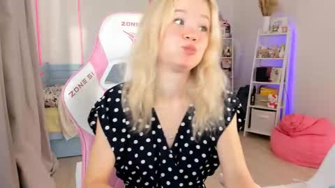 Snapshot of alice_forfun chatting on October 1, 6:01 am Alichery online show from October 1, 6:01 am