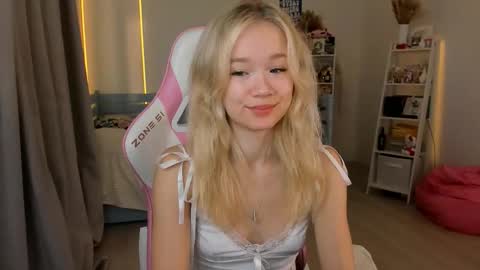 Snapshot of alice_forfun chatting on October 9, 5:24 am Alichery online show from October 9, 5:24 am
