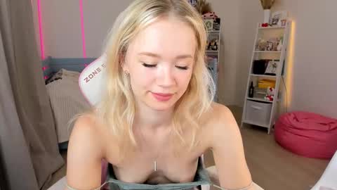 Snapshot of alice_forfun chatting on October 13, 5:20 am Alichery online show from October 13, 5:20 am