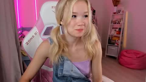 Snapshot of alice_forfun chatting on October 17, 4:38 am Alichery online show from October 17, 4:38 am