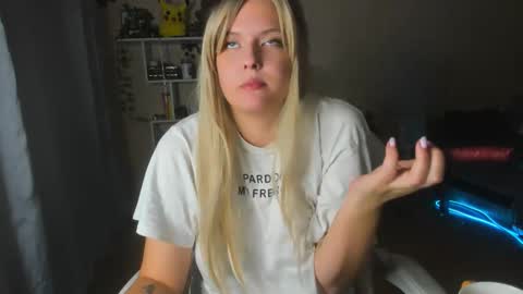 Snapshot of alicecaseyy chatting on October 16, 9:46 pm AliceCasey online show from October 16, 9:46 pm
