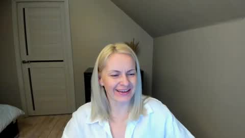 Snapshot of alicee__grace chatting on February 15, 8:22 pm Alicee online show from February 15, 8:22 pm