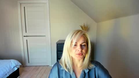 Snapshot of alicee__grace chatting on February 19, 10:01 am Alicee online show from February 19, 10:01 am