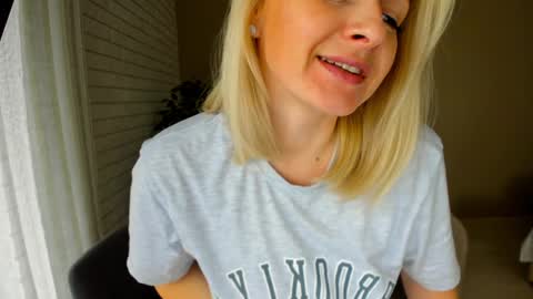 Snapshot of alicee__grace chatting on February 3, 7:51 am Alicee online show from February 3, 7:51 am