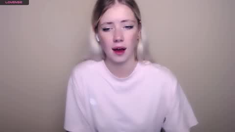 Snapshot of alicemeow_ chatting on September 13, 6:27 am Alice online show from September 13, 6:27 am