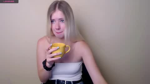 Snapshot of alicemeow_ chatting on September 19, 1:15 pm Alice online show from September 19, 1:15 pm