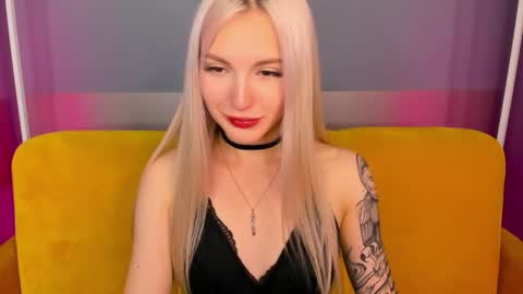 Snapshot of alicemonro chatting on October 6, 9:27 am alicemonro online show from October 6, 9:27 am