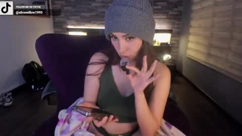Snapshot of alicewillow chatting on March 6, 2:41 am Alice online show from March 6, 2:41 am